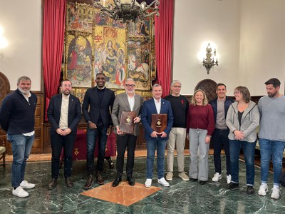 El saló de plens de la Paeria ha acollit l'acte de la signatura de l'acord entre la Paeria i el club llistat.