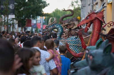 Centenars de persones van veure de prop les figures del Bestiari..