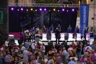Ball de festa Major a la plaça Sant Joan..