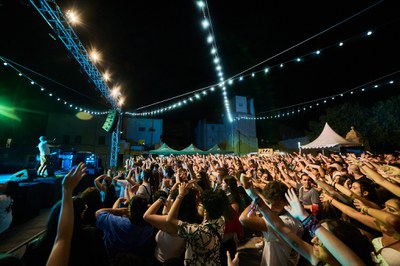 Ple a vessar el concert dels Itacaband a la plaça del Dipòsit..