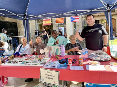 El regidor de Cooperació, Jackson Quiñónez, amb el Centro latinoamericano de Lleida.