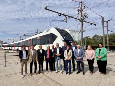 L’alcalde, Fèlix Larrosa, la tinenta d'alcalde, Cristina Morón, la consellera de Territori, Habitatge i Transició Ecològica, Sílvia Paneque, el president de Ferrocarrils de la Generalitat de Catalunya (FGC), Carles Ruiz Novella, i el president d’Stadler Valencia, Íñigo Parra, amb altres autoritats davant del nou comboi.