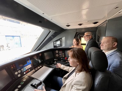 L’alcalde, Fèlix Larrosa, i la consellera de Territori, Habitatge i Transició Ecològica, Sílvia Paneque, a l'interior del nou comboi.