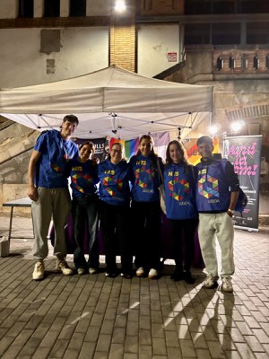 L'equip de Nits Q davant del Punt Lila-Rainbow.