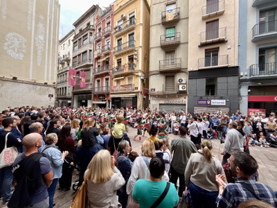 Gent a la plaça de la Paeria, durant el Seguici.