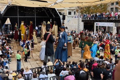 Els Gegants a la plaça Sant Joan durant la Passada de Lluïment.