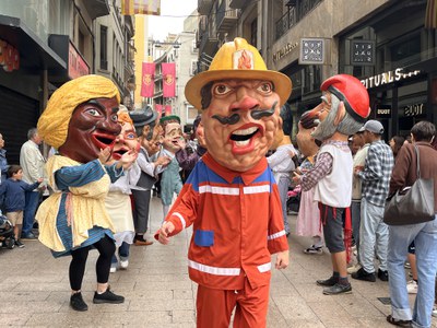 Els capgrossos sortint de la plaça de la Paeria durant el Seguici.