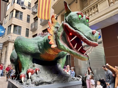 Lo Marraco al carrer Major durant el Seguici.