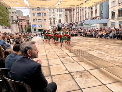 El regidor de Festes, Xavi Blanco, durant la Passada de Lluïment, a la plaça Sant Joan.