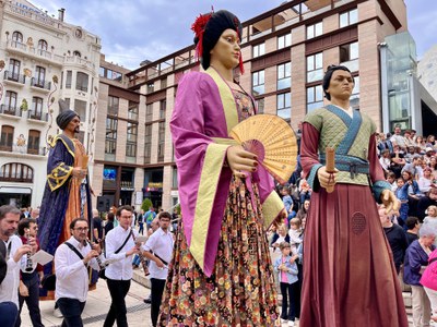 Els Gegants entrant a la plaça Sant Joan per a la Passada de Lluïment.