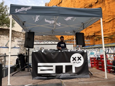 Dub Esponja a l'escenari del carrer Cavallers.