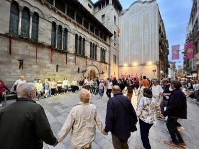 Ballada de sardanes a la plaça de la Paeria amb la Cobla Vents de Riella.
