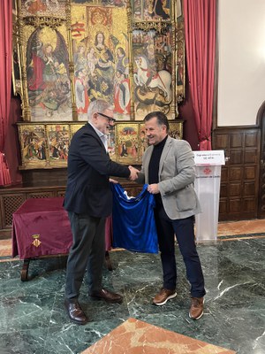 El president de l'AEM ha regalat una samarreta i una bufanda del club a l'alcalde.
