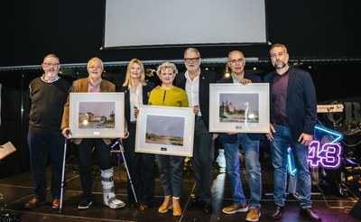 L'alcalde, Fèlix Larrosa, la tinenta d'alcalde Begoña Iglesias, i el president de l'ACR "Els Pagesos", Marc Vives, amb els guardonats d'enguany: Marina Pifarré, Pere Escudé (Celler de Sanui) i Llorenç Saura.