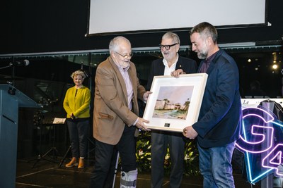L'enòleg del Celler de Sanui, Pere Escudé, recull el premi en nom de l'entitat.