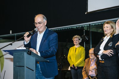 Llorenç Saura, premiat d'enguany, durant el seu parlament.