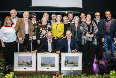 L'alcalde, Fèlix Larrosa, la tinenta d'alcalde Begoña Iglesias, i el president de l'ACR "Els Pagesos", Marc Vives, amb els guardonats d'enguany i d'a….