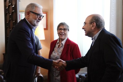 L'alcalde Larrosa saluda el president de la FECOM, Rafel Oncins..