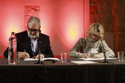 Fèlix Larrosa i Paquita Sanvicén han signat la reposició, a l’Arxiu Municipal de Lleida, de documentació original de les trobades de 1985.