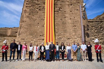 Foto de la Corporació Municipal, al monòlit en record a les víctimes del 1707.