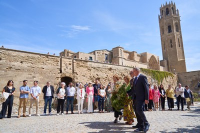 L’acte ha finalitzat al peu del Pont llevadís de la Seu Vella amb l’ofrena floral al monòlit en record a les víctimes del 1707 i amb el cant de l’Him….