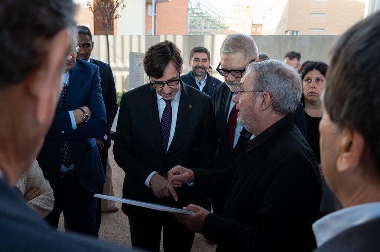 El nou edifici té quatre plantes més subterrani, 108 noves consultes i gabinets, tres zones d’hospital de dia, espais de suport i despatxos en un espai de 16.000 metres quadrats, que donarà solució al problema de la dispersió de les consultes i gabinets per les diferents plantes de l’hospital i permetrà oferir un servei més eficient a la ciutadania