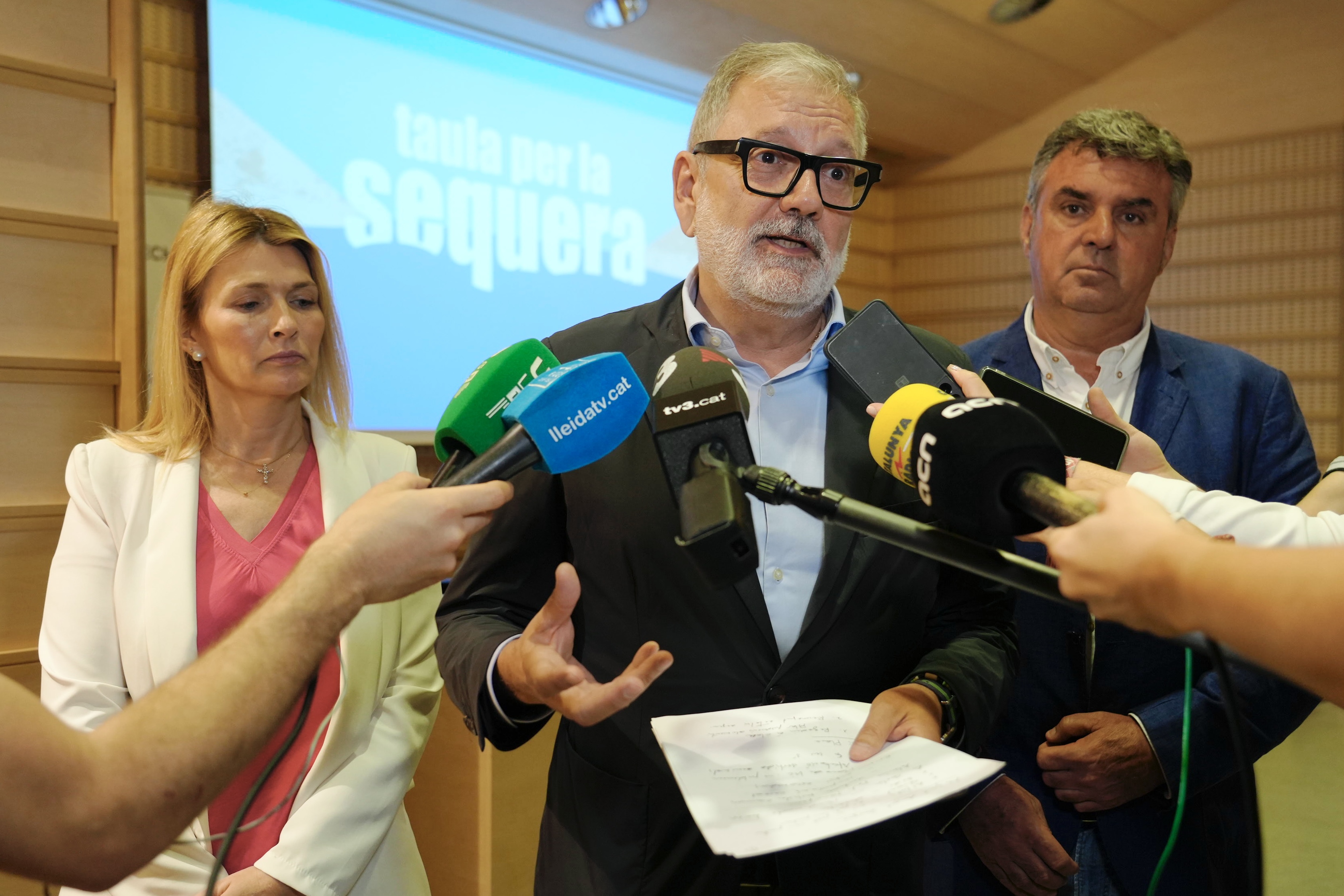 L'alcalde, la tinent d'alcalde i el comissionat per l'Horta en un moment d'atenció als mitjans de comunicació.