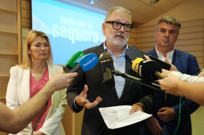 L'alcalde, la tinent d'alcalde i el comissionat per l'Horta en un moment d'atenció als mitjans de comunicació..