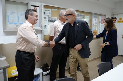 L'alcalde ha pogut saludar els xofers que iniciaven el primer torn del matí..