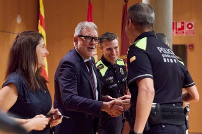 Els i les agents, caporals i sergents han recollit la seva cartera porta placa amb el TIP.