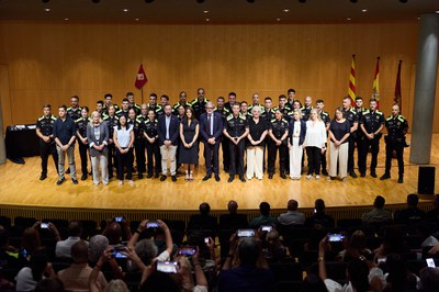 Foto de família dels nous i les noves agents, sergents i caporals amb l'alcalde, tinentes d'alcalde i regidores i regidors de la Corporació Municipal.