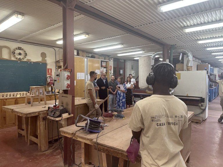 L’alcalde, acompanyat del regidor de Joventut, Educació, Ocupació, Festes i Igualtat, Xavier Blanco, i de la directora de la  Casa d'oficis Treball als Barris 2015 i responsable del programa, Elisabet Pascual, ha pogut comprovar els treballs que està duent a terme l’alumnat de les diferents especialitats