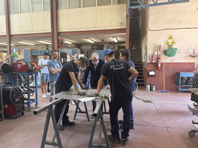 Durant 12 mesos s’estan formant professionalment en alguna de les quatre especialitats: pintura, soldadura, fusteria i manteniment/paleteria, combinant la formació i el contracte laboral