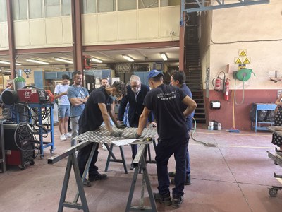 Durant 12 mesos s’estan formant professionalment en alguna de les quatre especialitats: pintura, soldadura, fusteria i manteniment/paleteria, combina….