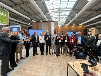 Larrosa i Bosch amb els representants consulars en la recepció a l'estand de la Paeria.
