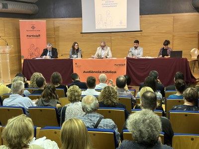 L’alcalde de Lleida, Fèlix Larrosa, acompanyat de la 3a tinenta d’alcalde i regidora de Seguretat, Mobilitat, Civisme i Convivència, Cristina Morón, ha presidit la celebració de l’Audiència Pública sobre la prestació del servei d’autobusos de Lleida.