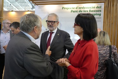 L'alcalde conversa amb alguns dels assistents.