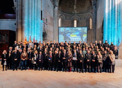 L'alcalde, Fèlix Larrosa, la tinenta d'alcalde i regidora de Seguretat, Mobilitat i Civisme, Cristina Morón, i l'Intendent en Cap, Josep Mallada, amb autoritats, guardonats i guardonades.