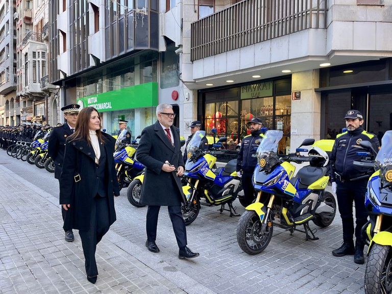 L'alcalde, Fèlix Larrosa, i la tinenta d'alcalde Cristina Morón passen revista del cos policial