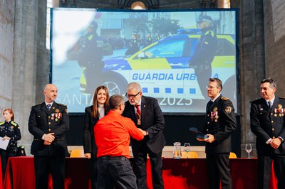L'alcalde, Fèlix Larrosa, entrega un guardó.