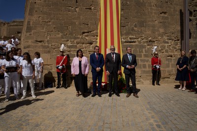 L'alcalde, Fèlix Larrosa, el conseller d'Agricultura, Ramaderia, Pesca i Alimentació de la Generalitat, Òscar Ordeig,  el president de la Diputació, Joan Talarn, i la delegada territorial del Govern, Núria Gil, durant l'ofrena floral.