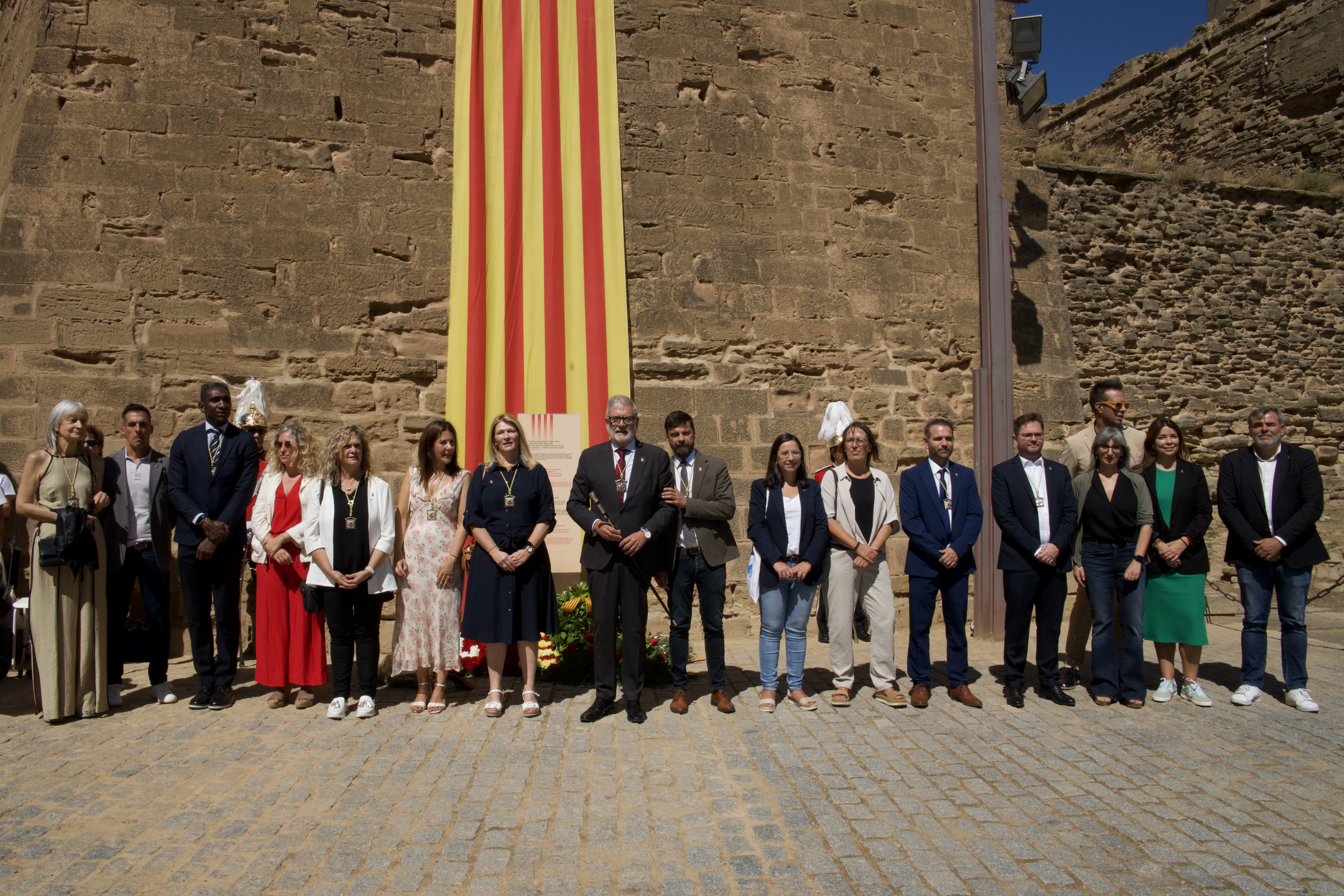 La corporació municipal, després de l'ofrena floral