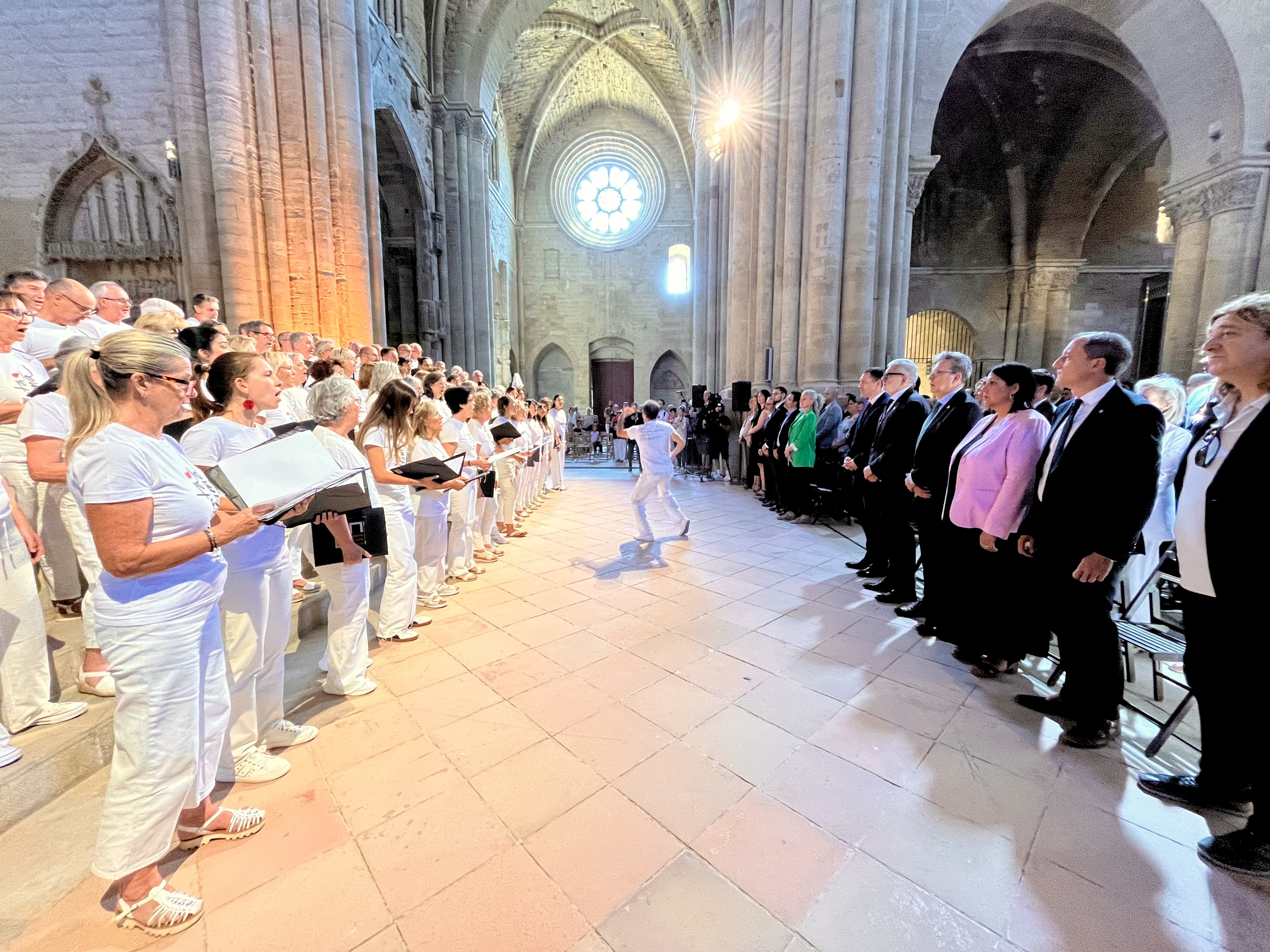 La Coral Maristes Montserrat i autoritats, durant l'acte de commemoració