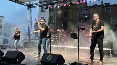DeNoche ha renovat el reportori de grans èxits i cançons d'artistes i bandes d'actualitat..
