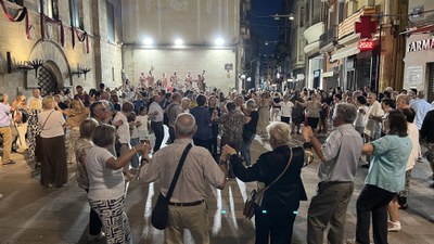 Les sardanes han tornat a sonar a la plaça de la Paeria..