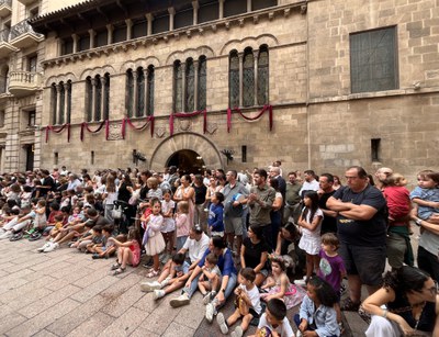 L'alcalde, Fèlix Larrosa, i el govern de la corporació, davant de la Paeria.