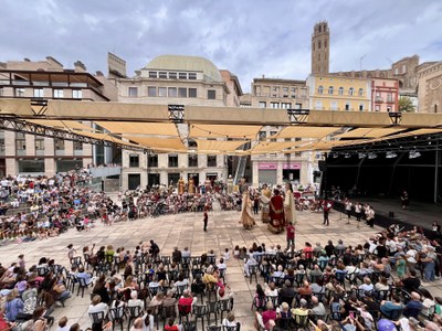 La plaça Sant Joan amb la Seu Vella de fons, durant la Passada de Lluïment.