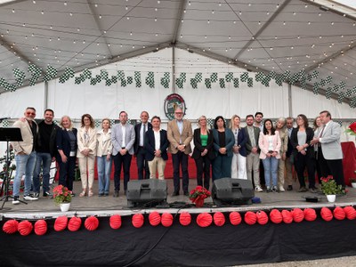 L'alcalde, Fèlix Larrosa, juntament amb una àmplia representació de la corporació municipal a la inauguració de la Feria de Abril de Lleida.