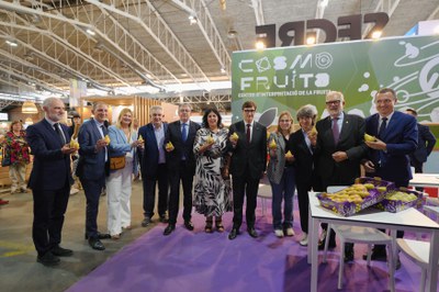 Visita a un dels expositors de fruita de la fira.