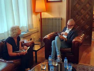 Larrosa i la presidenta de l'associació, Montse Casadellà.